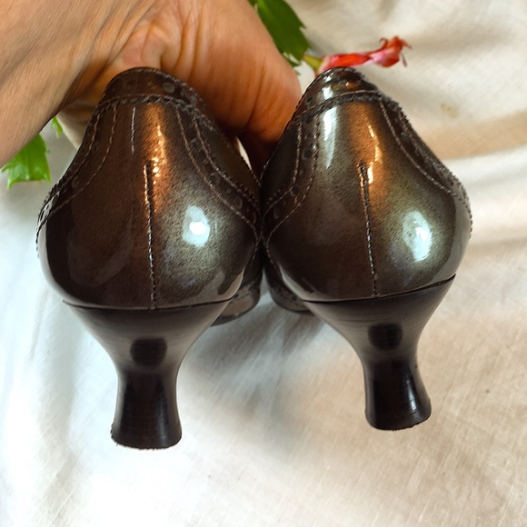 Franco Sarto Bronze 2" Brogue Heels size 7 1/2 - Picture 3 of 6